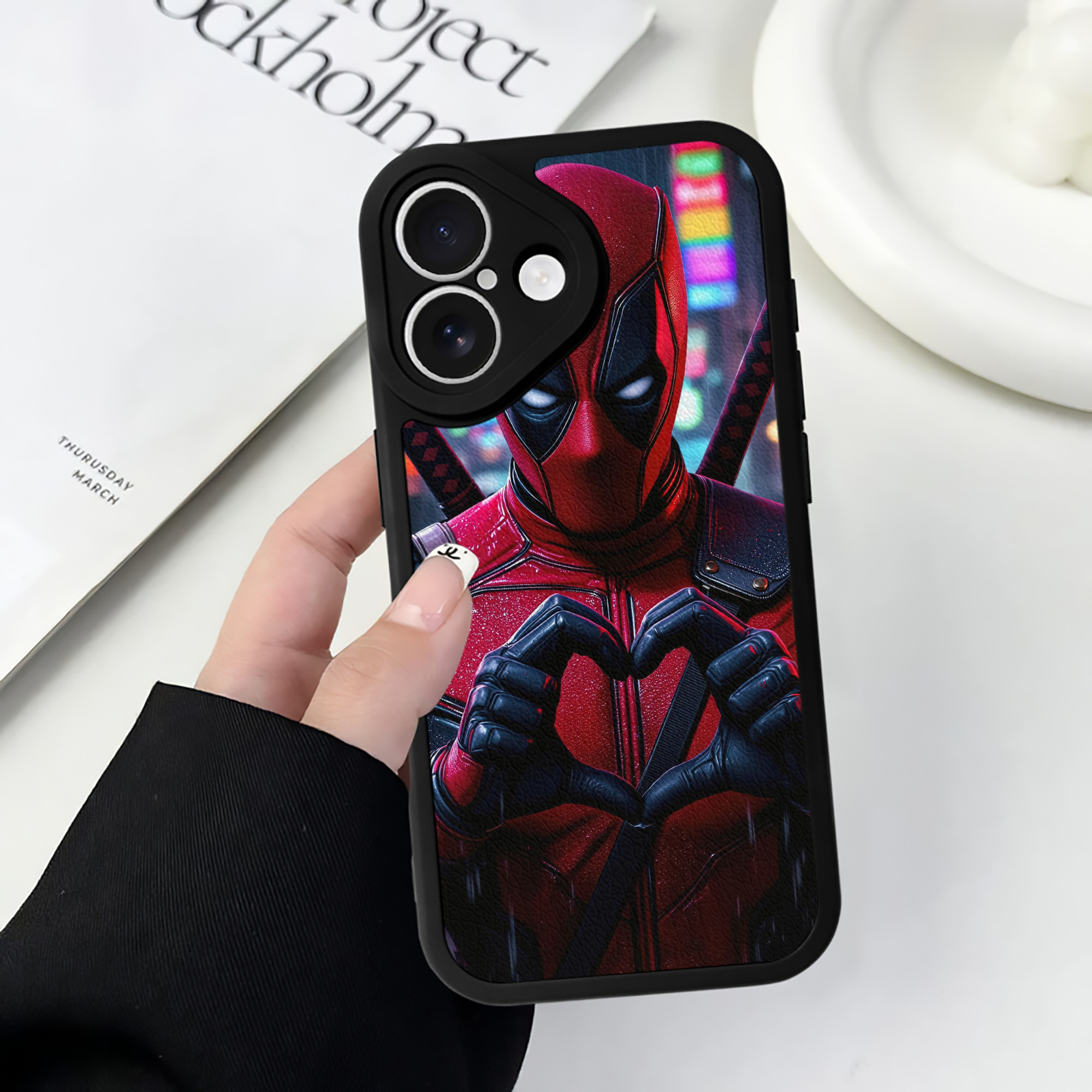 （画像用） Deadpool デッドプール 【iPhone 16シリーズ対応】シリコンスマホケース（レザー調） 材質：シリコン